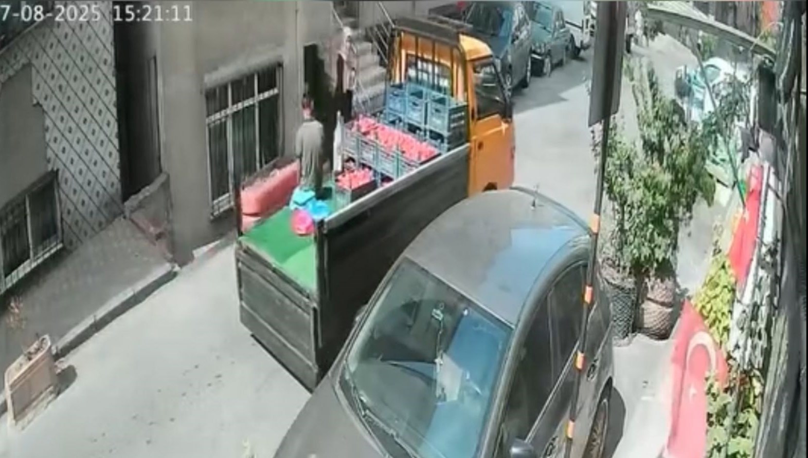 domatesi eksik tarttin tartismasi satici musteriye kamyonetle carpti TACmb2Wd