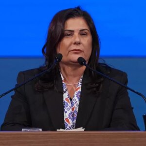 ozlem cerciogluna soguk dus konser alanindaki sandalyeler bos kaldi iPERWAHS