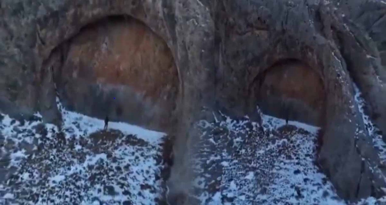 daglarin ortasinda goruntulenen 12 metrelik kapi panik yaratti bir uzayli ussu ya da antik bir medeniyet 8nVTASWe