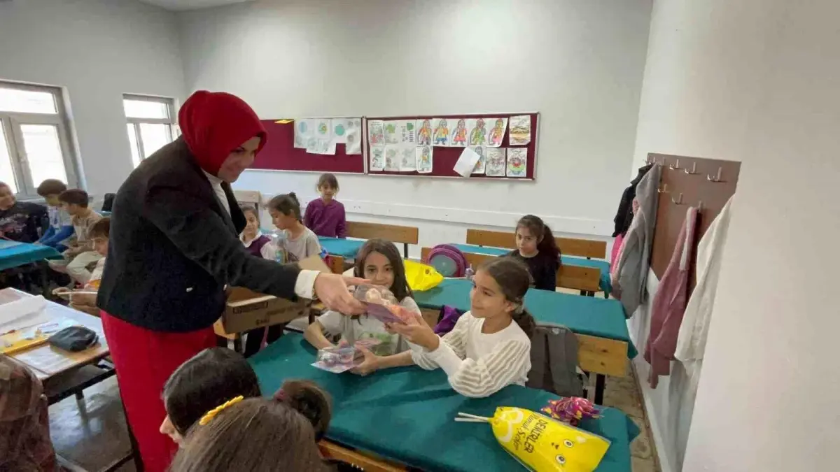 diyarbakirli muhtar dunya kiz cocuklari gununde kiz cocuklarina hediyeler dagitti iyzSgRjf