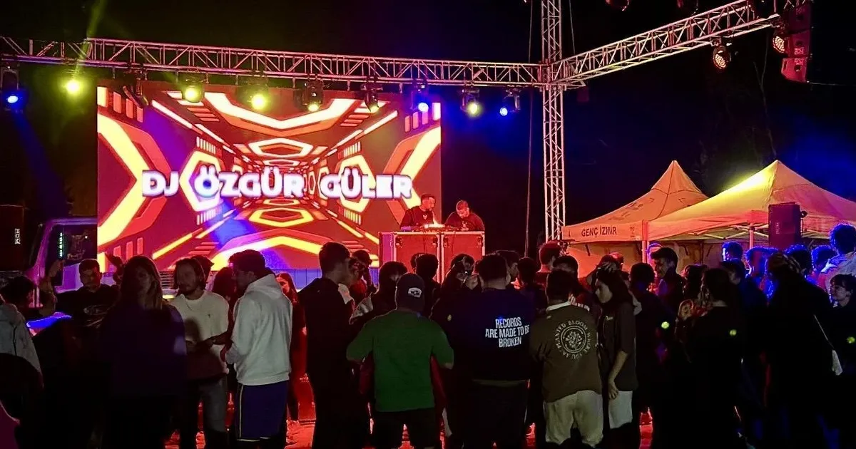 gencler izmir foca kampinda gonullerince eglendi u7EFLrpI