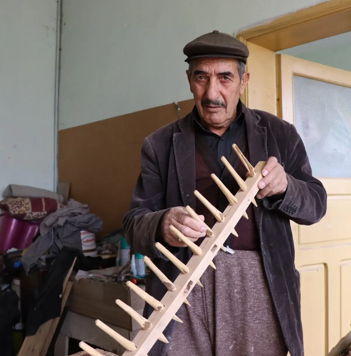 husamettin aras atik tahtalardan urunler imal ederek gecimini sagliyor iu1TPdJC.jpg