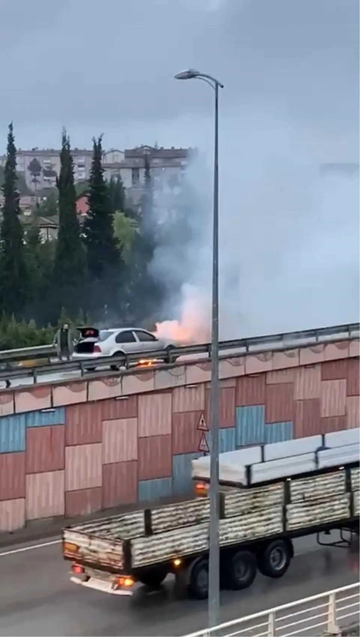 karabukte seyir halindeki otomobilde yangin cikti BhIn7UQU