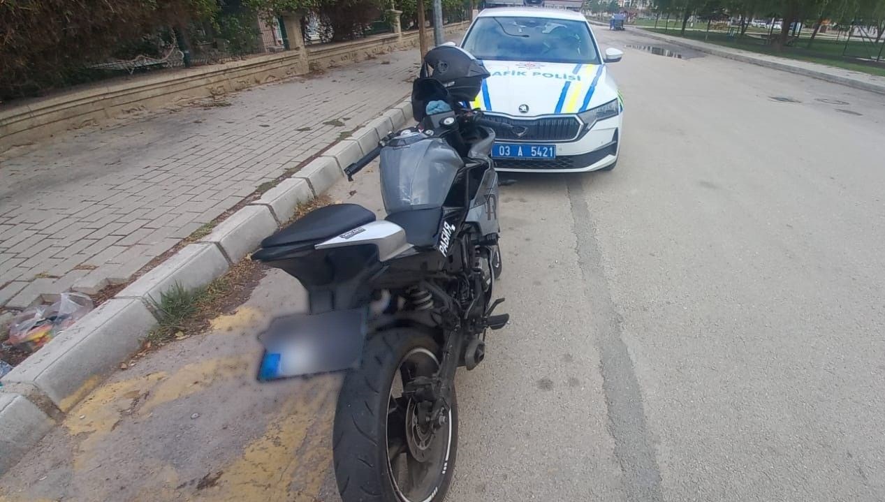 motosikletinin plakasini bantla degistiren surucu polise yakalandi cp5ztsIc