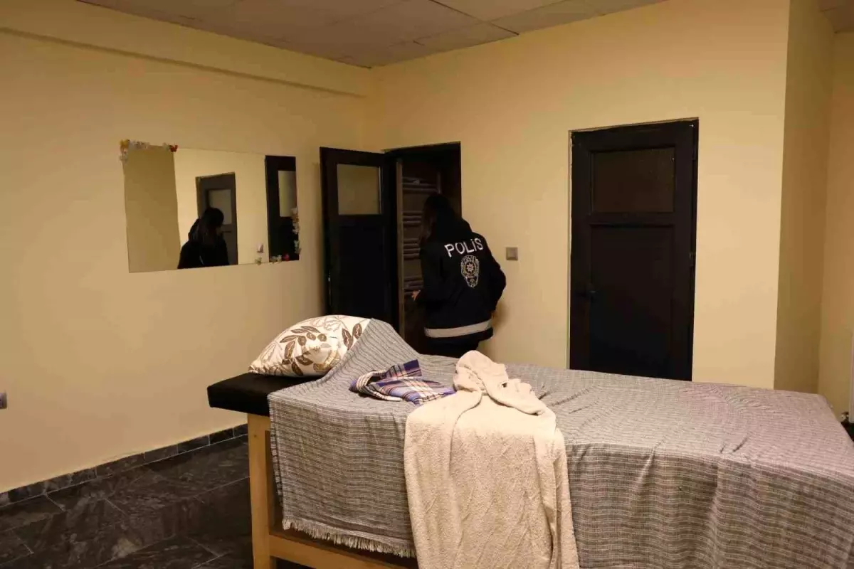 nevsehirde fuhus operasyonu 5 gozalti 6 kadin kurtarildi eNMdwr2x.jpg