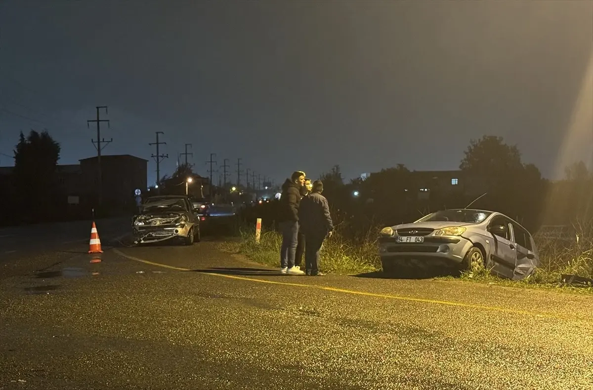 sakaryada otomobil kazasi 3 yarali EzF4Mw7K.jpg