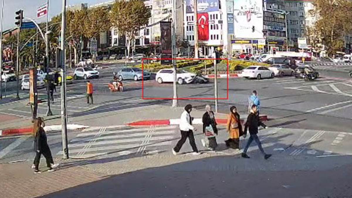 istanbul fatihte otomobilin carptigi motosikletin surucusu yaralandi ZT169iBR.jpg