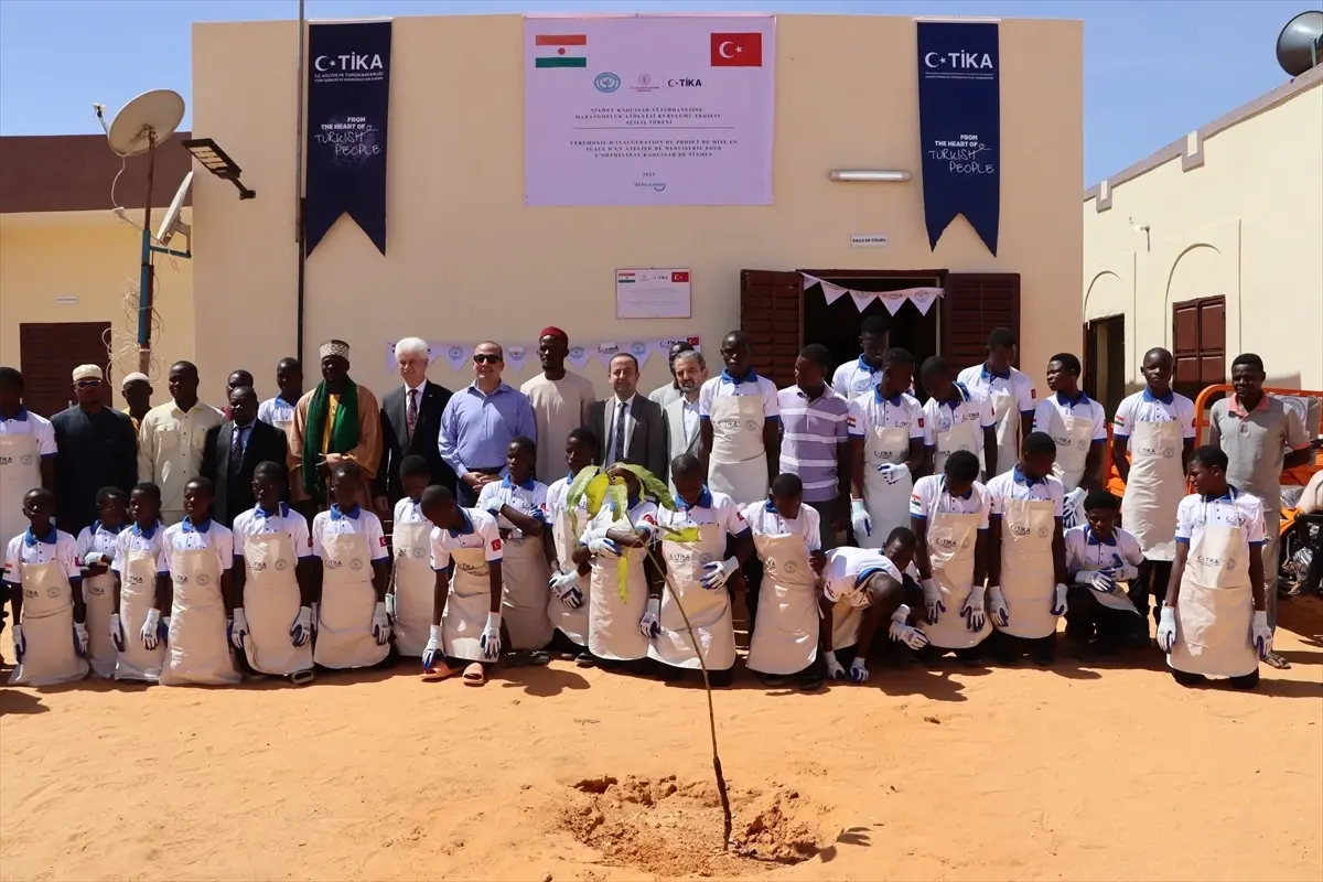 nijerde yetimlere marangozluk egitimi Czz2V9ih.jpg