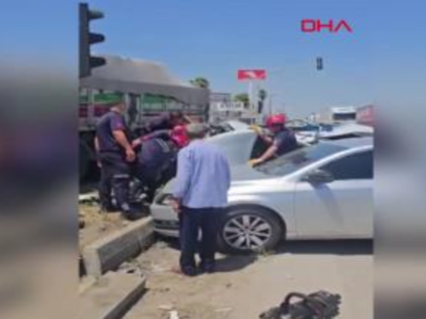 TIR, kavşakta 2 otomobile çarptı; 5 yaralı